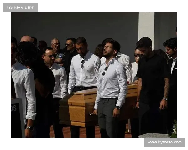 葡超杯赛前全场默哀悼念若塔兄弟遗孀及父母亲临场地致敬